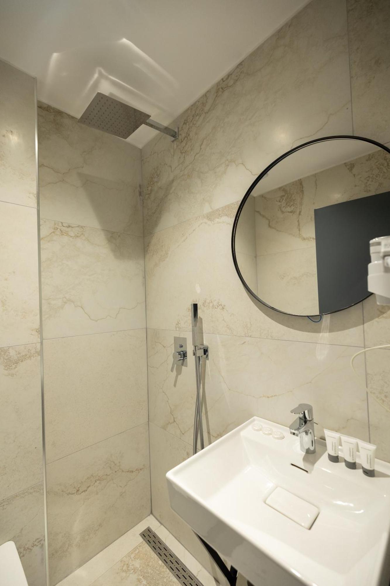Aglon Twin'S Hotel Влёра Экстерьер фото